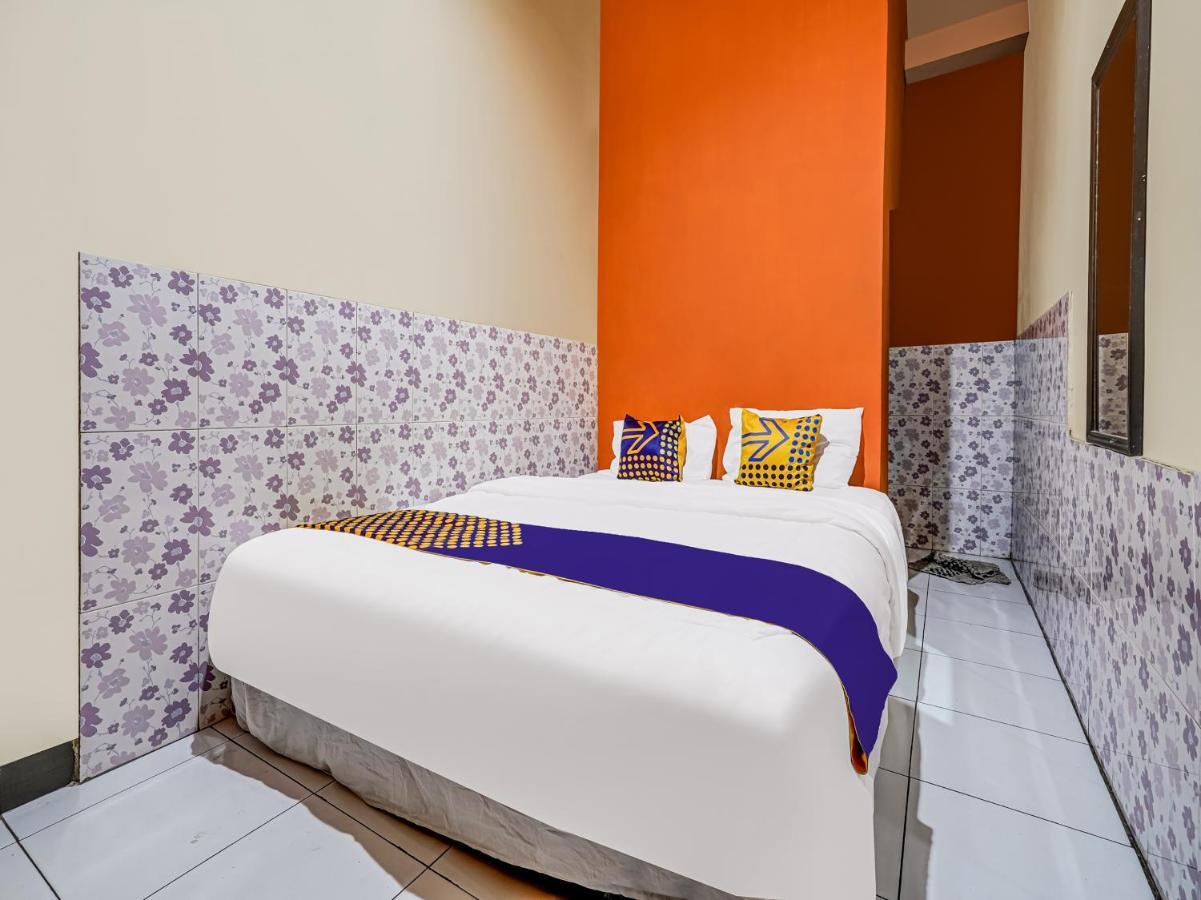 Spot On 91186 Losmen Yanti Hotel Bandung Exterior photo