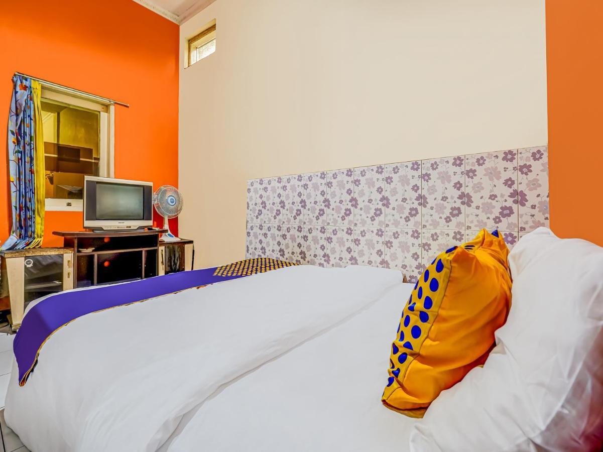Spot On 91186 Losmen Yanti Hotel Bandung Exterior photo